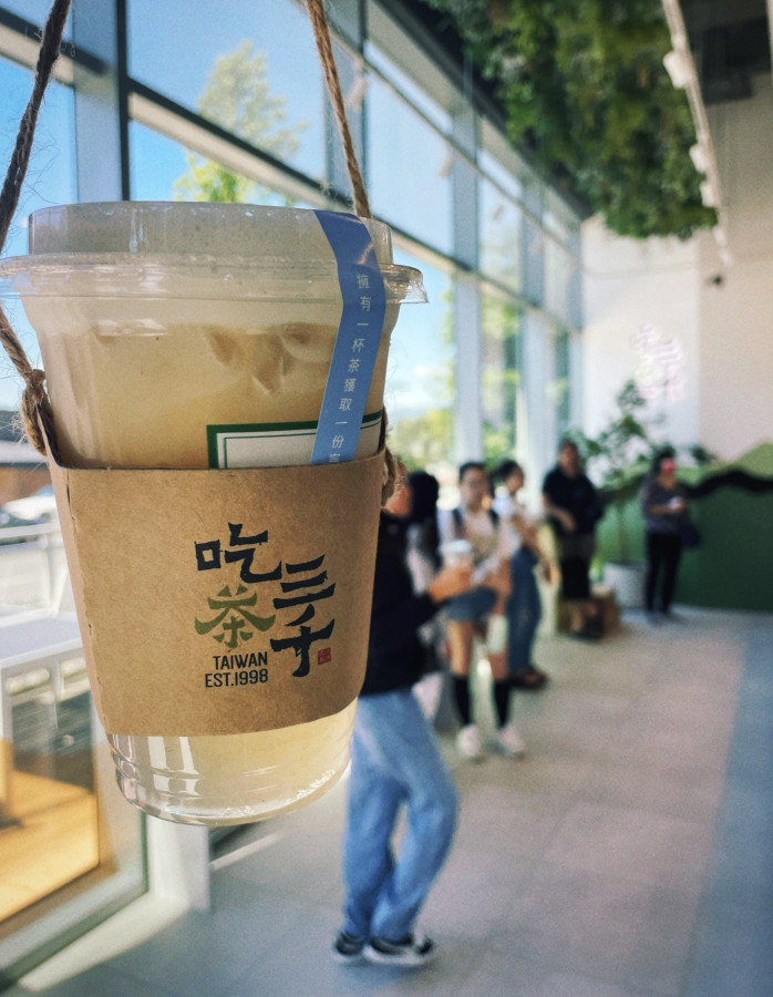 周五正在茶飲店排隊的顧客。星島記者王弘樹攝