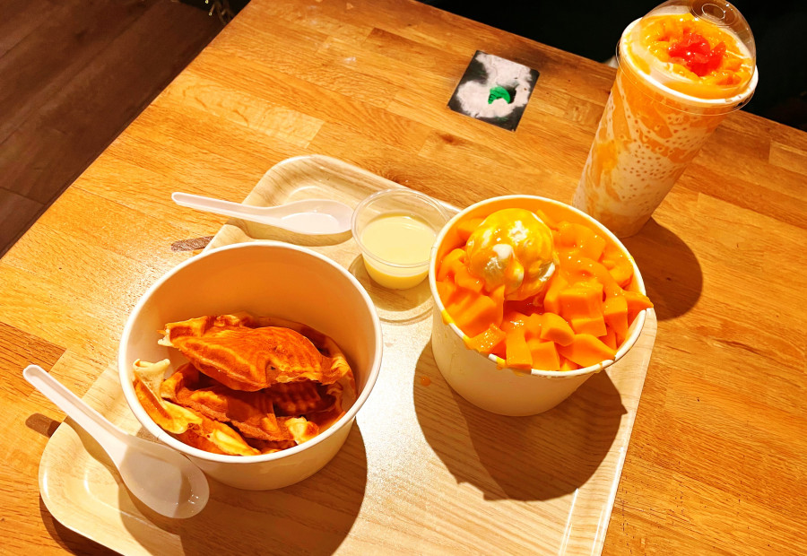 主打芒果的避暑甜品受到學生青睞。星島記者王弘樹黑色