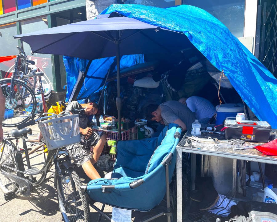 帳篷內的露宿者在避暑休息