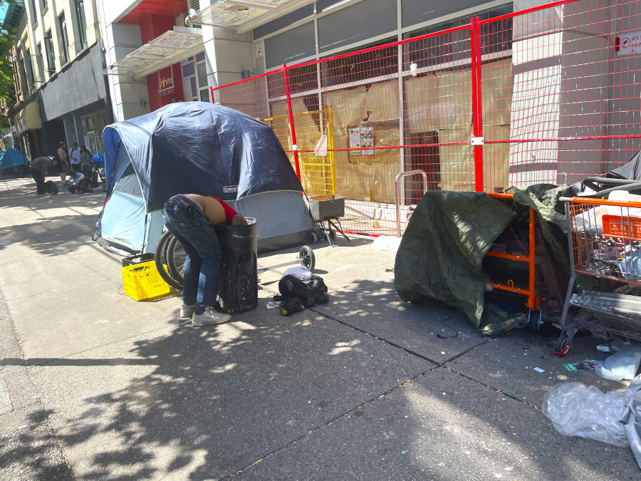  一名露宿者將頭部倒掛垃圾桶內，並不省人事