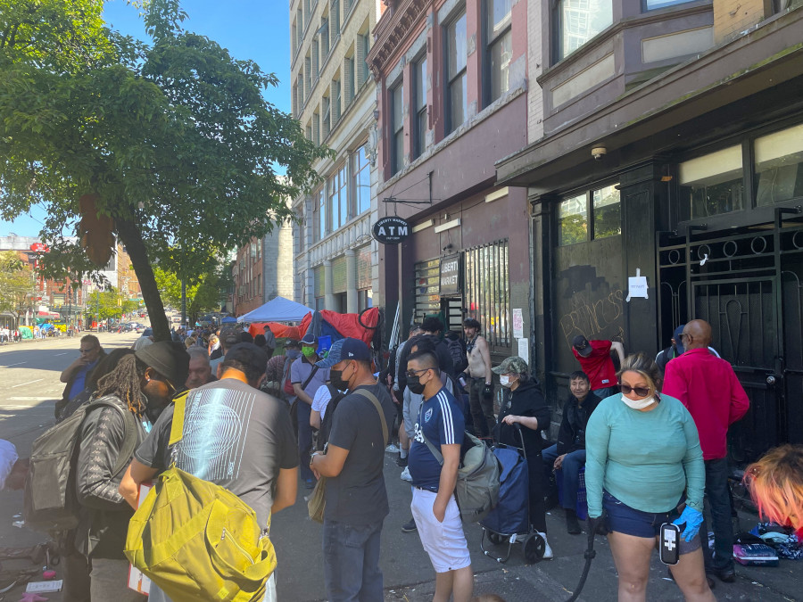 露宿者趁著周末擺攤出售二手產品