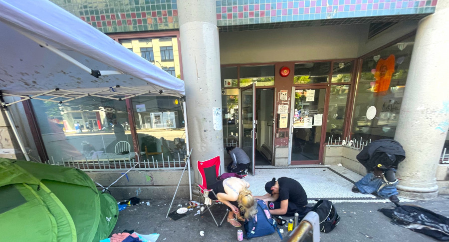 數名露宿者在帳篷外不省人事