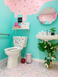 亞省Majesty and Friends的衛生間。 Cintas Canada