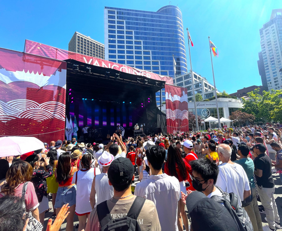 現場人士與台上歌手一同唱歌跳舞慶祝國慶