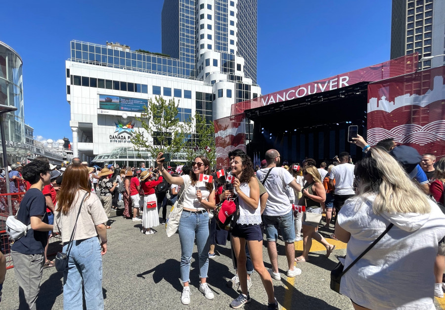 現場民眾打卡自拍留念 