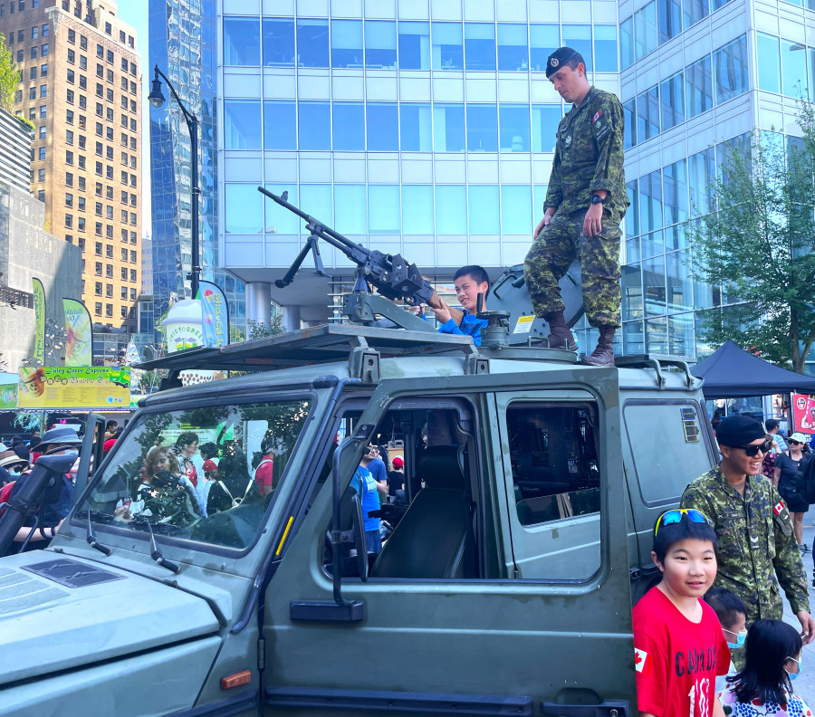 加軍協助小朋友登上裝甲車