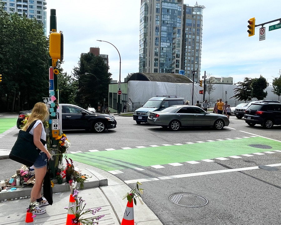 有私家車左轉駛進漢比街時,險些與反方向直行車相撞
