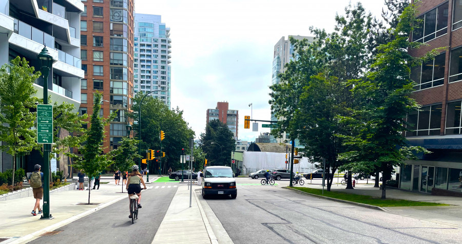 該路段一側為單車道,另一側則為機動車道