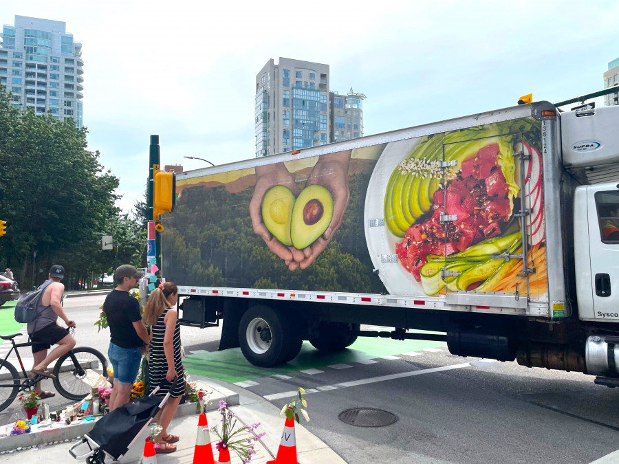 大型貨車駛入漢比街時,必須向偏左「借位」