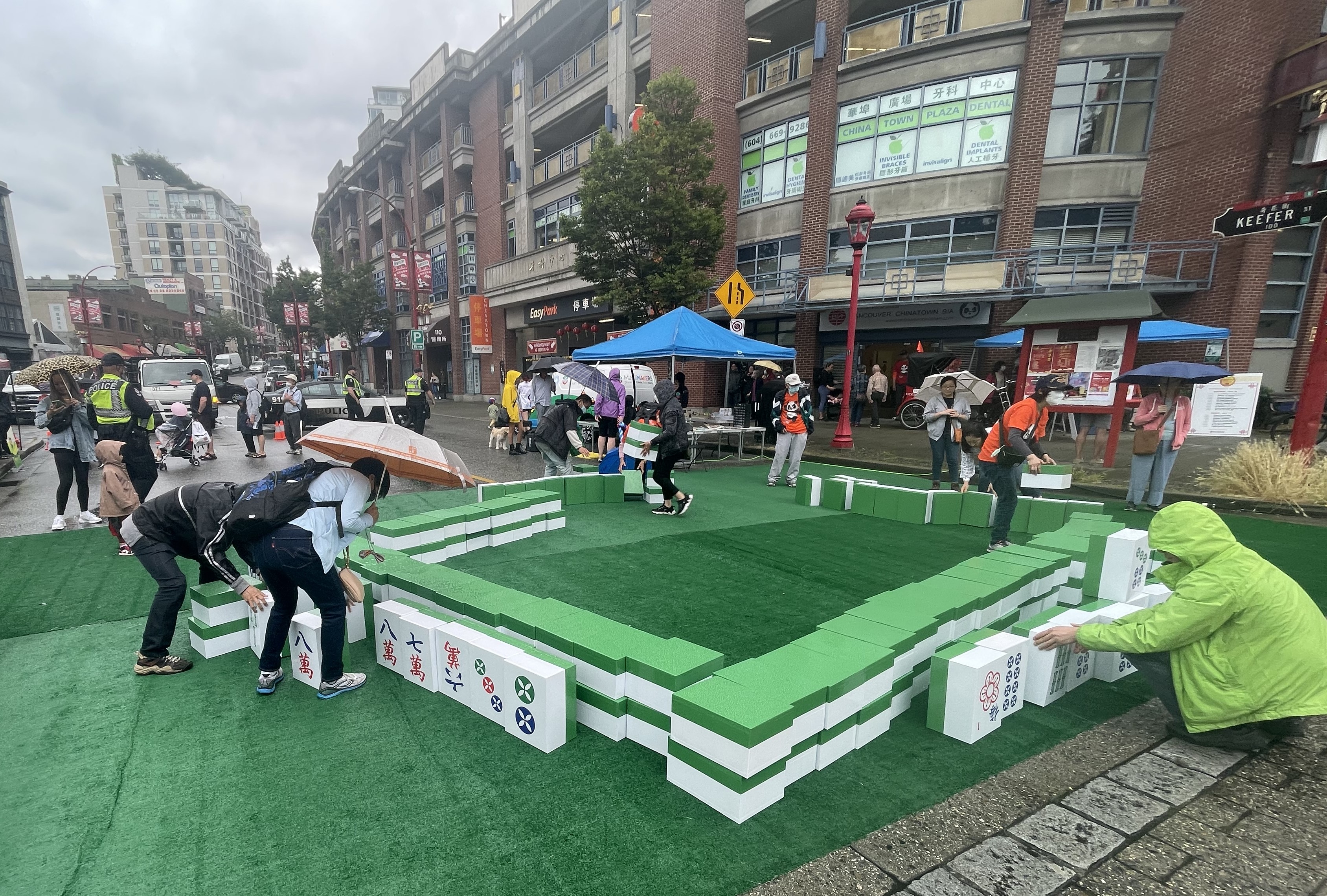 驟雨無阻市民打牌興致。星島記者王弘樹攝