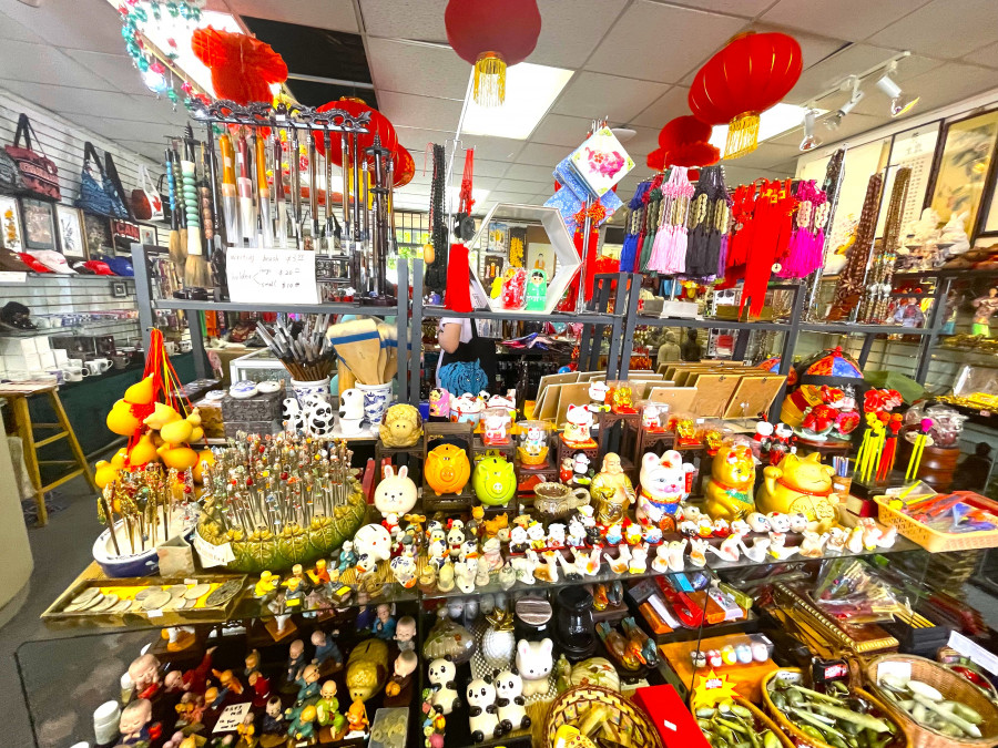 溫市華埠精品店東主陳女士講述兩天前貨品被洗劫，但報警亦無補於事。星島記者王弘樹攝