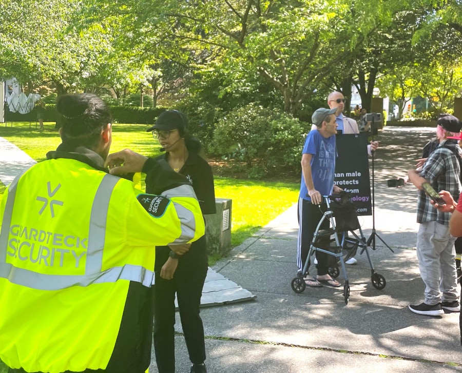 一名反同者高舉標語,並與現場人士發生爭執