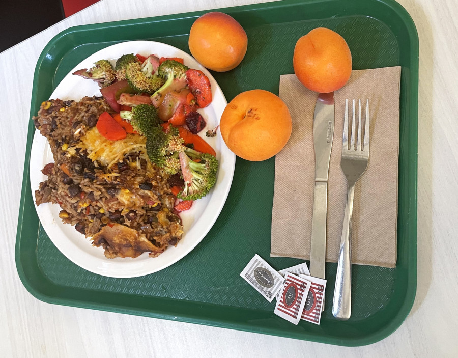 居民表示兩肉一菜，另加三個水果，可謂底層人士恩物