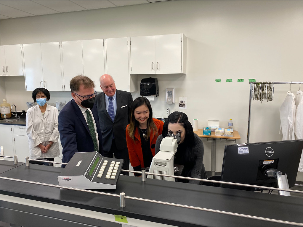 省府官員與BCIT校方代表了解學生設備情況。省府提供