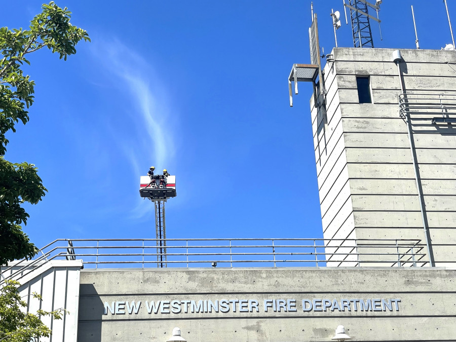 在場女生在教官的指導下登上雲梯。