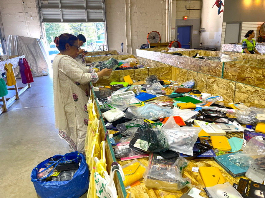 有長者拿著大型環保袋,與家人分頭行事尋找合適商品。星島記者王弘樹攝
