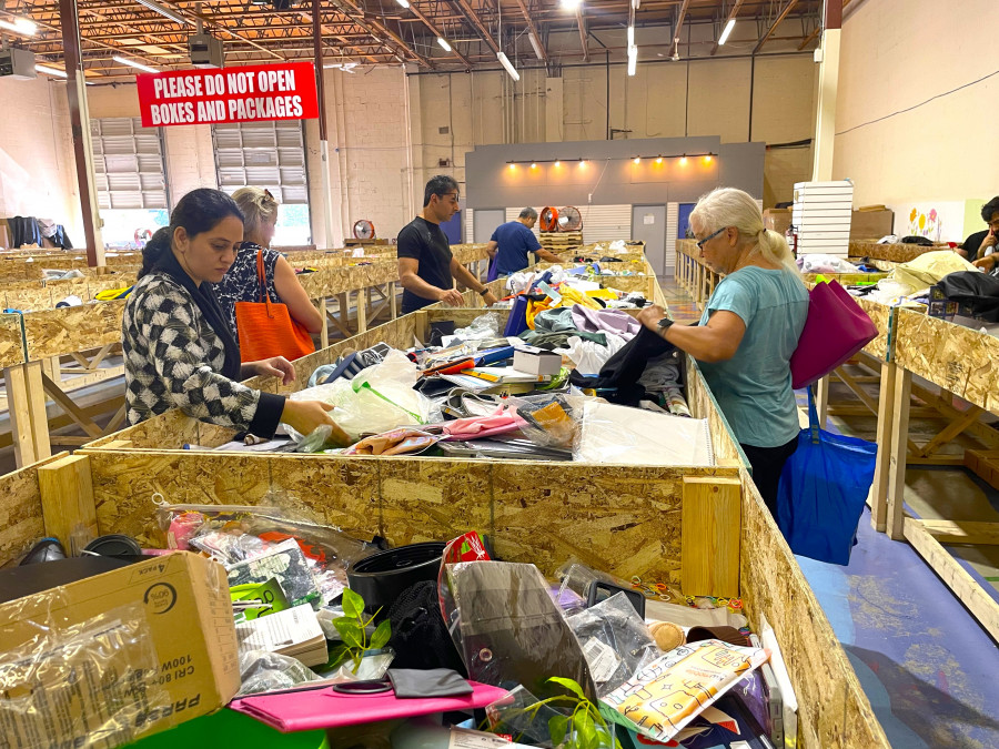 場內顧客不斷在商品堆中尋找合適商品。星島記者王弘樹攝