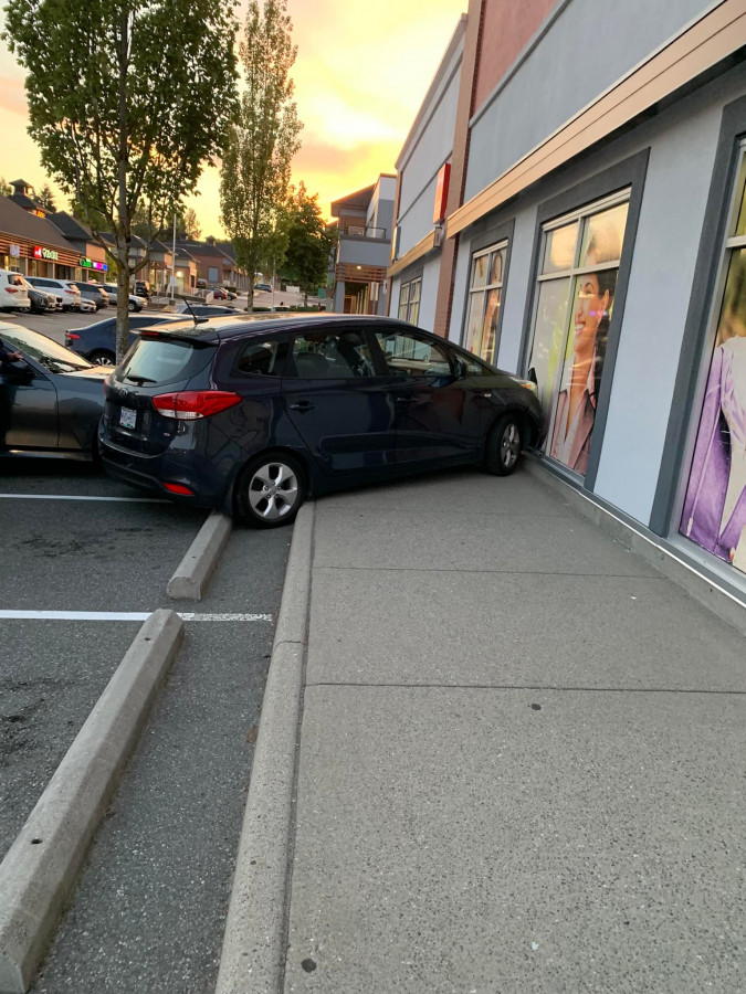 有網民指，近日有司機在素里停車時，不慎衝入店鋪。Facebook圖