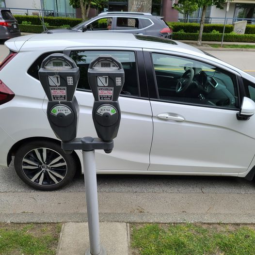 有網民笑稱該名司機是否購買了兩個停車位。Facebook圖