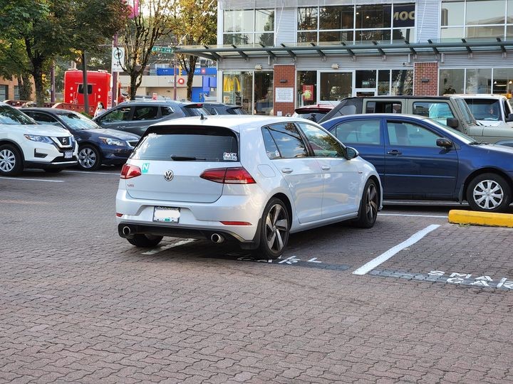有司機在溫哥華東區的停車位無法停車。Facebook圖