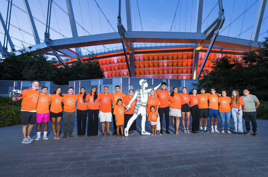 卑詩體育館響應真相與和解日的亮燈。Deana Gill-Georgica推特