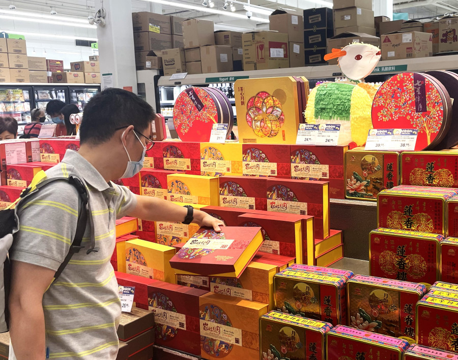 許多顧客偏向20至40多元的本地製造月餅。星島記者王弘樹攝