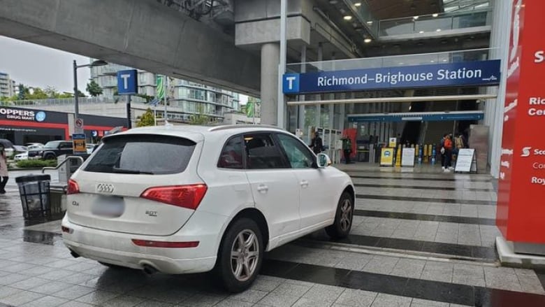 曾有司機在列治文直接將車輛開上人行道。Facebook圖