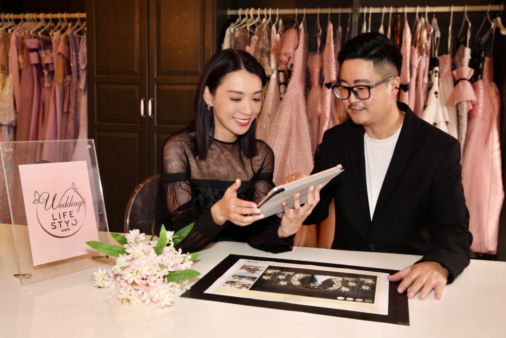 煒哥與Dorian討論場地佈置