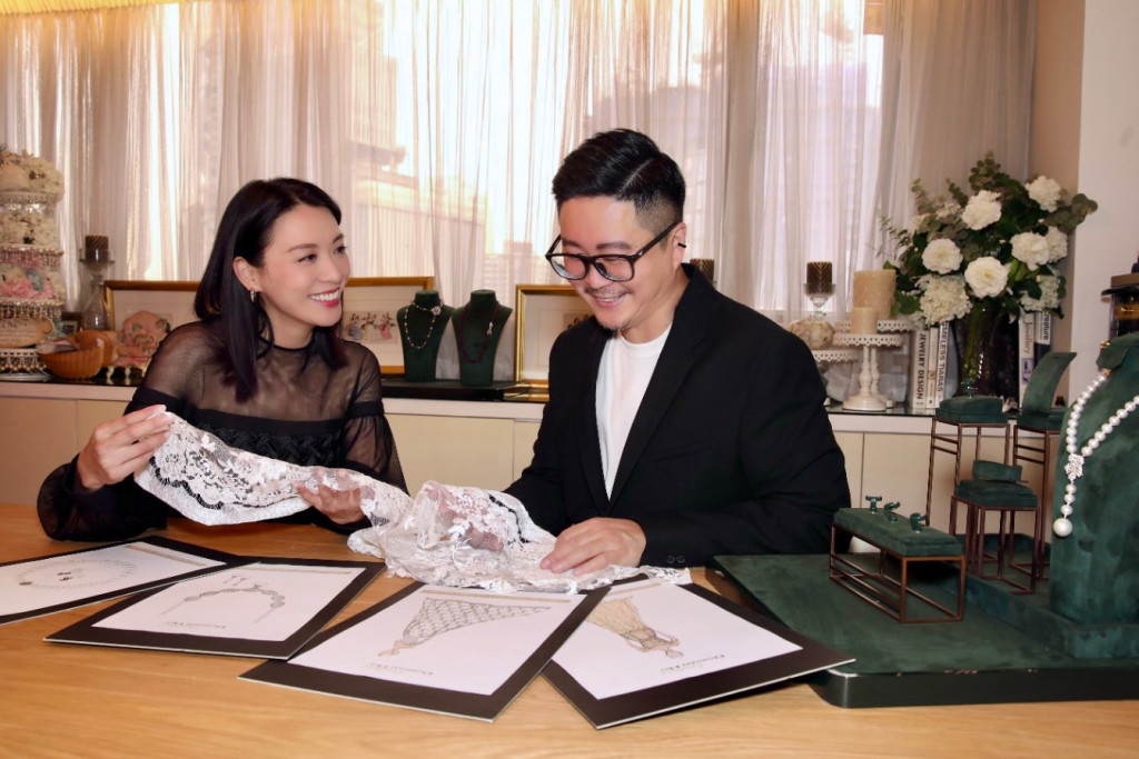 煒哥與Dorian討論結婚的服裝及首飾