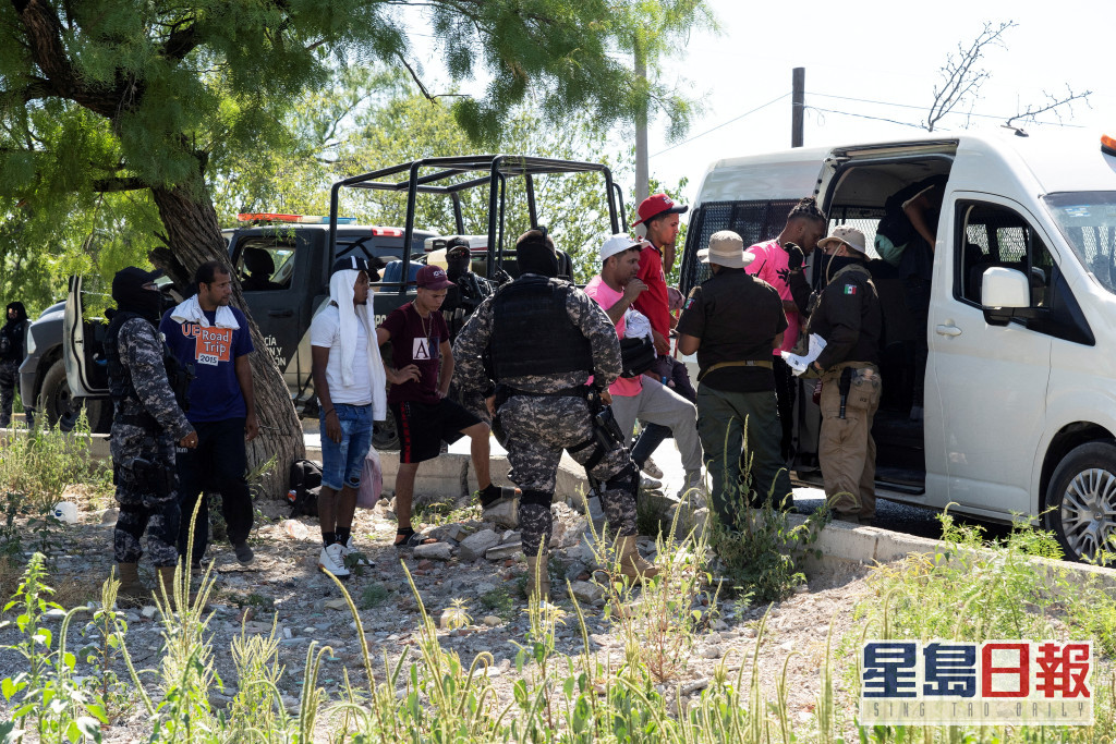 2022-07-27T045904Z_578754192_RC2XJV9BVV2X_RTRMADP_3_USA-IMMIGRATION