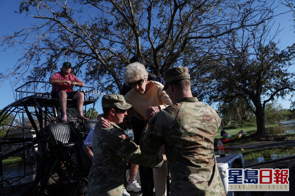 2022-09-30T221255Z_1309541920_RC2XRW9VIOPF_RTRMADP_3_STORM-IAN-FLORIDA