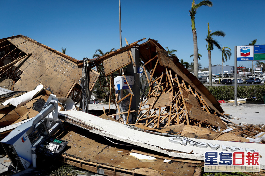 2022-09-30T224729Z_537742784_RC2PRW9XSKM0_RTRMADP_3_STORM-IAN-FLORIDA