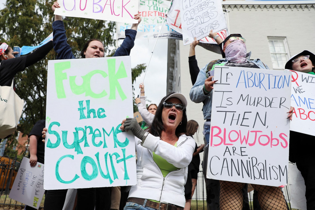 2022-10-08T194924Z_848042375_RC24XW9D051Y_RTRMADP_3_USA-WOMEN-PROTEST