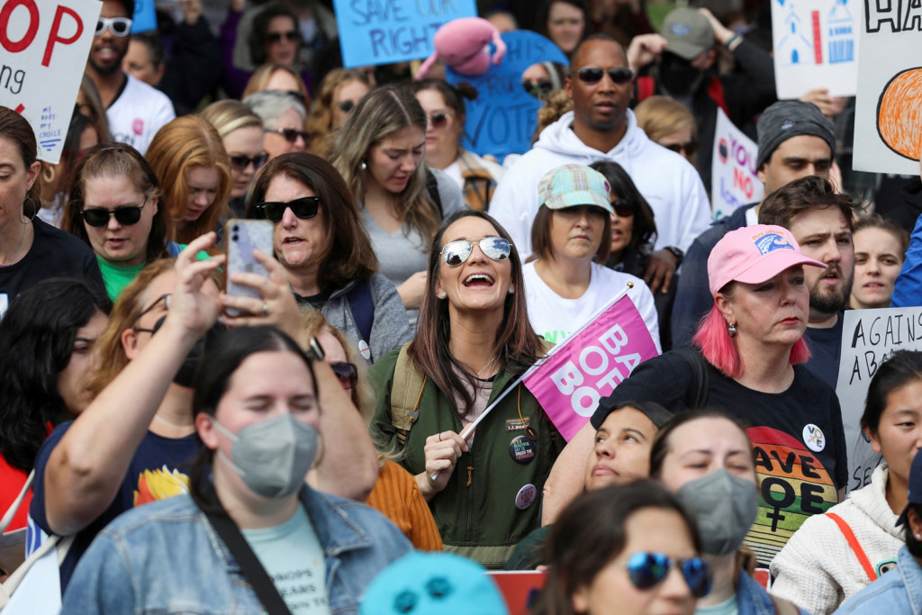 2022-10-08T201307Z_160603161_RC25XW9MP24M_RTRMADP_3_USA-WOMEN-PROTEST