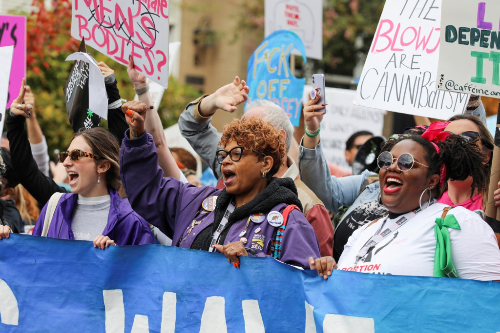 2022-10-08T201308Z_652312263_RC27XW9JFJLY_RTRMADP_3_USA-WOMEN-PROTEST