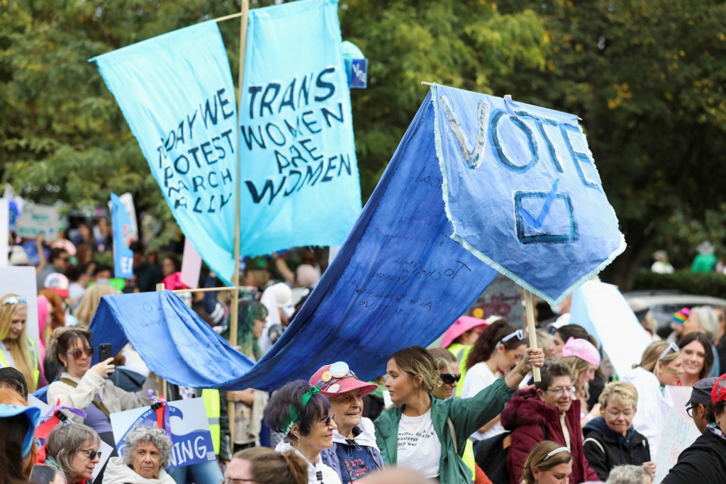 2022-10-08T201309Z_1184657540_RC26XW9XXAO9_RTRMADP_3_USA-WOMEN-PROTEST_0