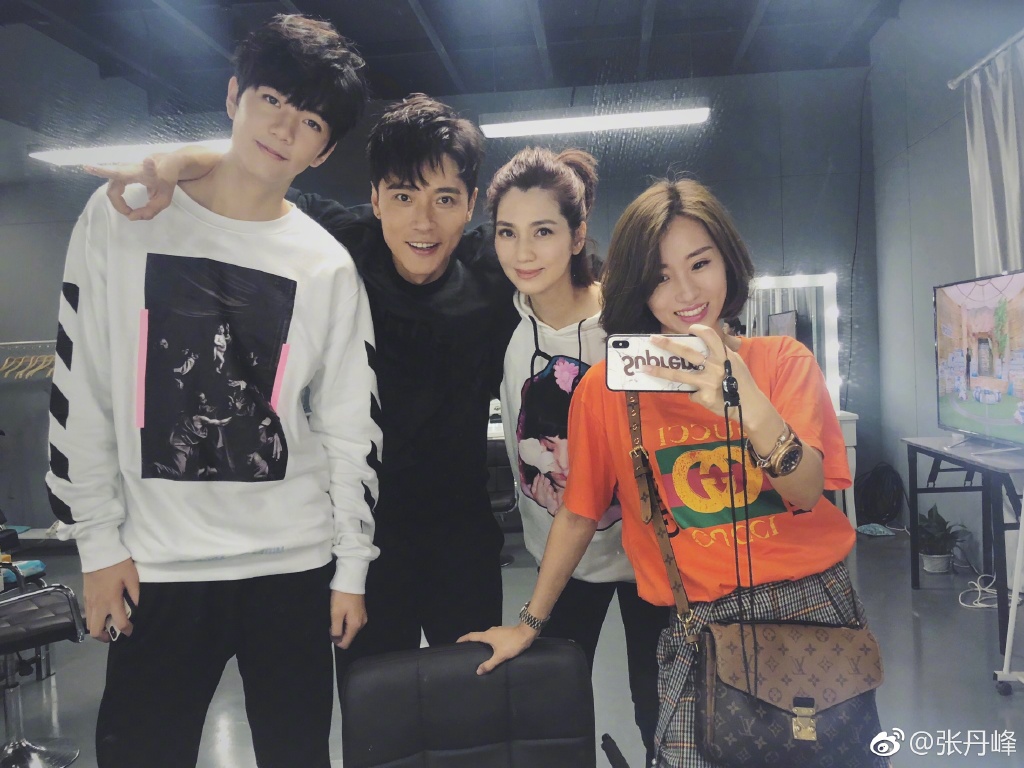 ¬xªY±i¤¦®p ±i¤¦®p(Andy Zhang Dan Feng¡B¥ª¤GL2)³QÃzºÃ»P¸g²z¤H²¦ïï(¥k¤@R1)·d±B¥~±¡¡A²¦ïï¦­¤w¿Ä¤J±i¤¦®p¤Î¬xªY(Catherine Hung Yan¡B¥k¤GR2)ªº¥Í¬¡¡C¬xªY¨à¤l±iÂî¾ü(Ashley¡B²öÂî·G¡B¥ª¤@L1)¡C2019/04/11®T¼ÖD01