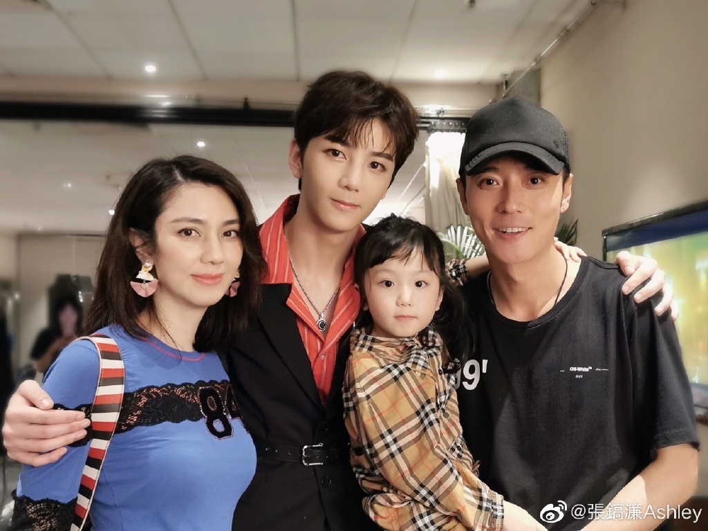 ÀY±ø®T¼Õ¬xªY¡B¶À¤ß¬ü¤Î®a¤H¬Û ±iÂî¾ü(Ashley,¥ª¤G,L2)¶X¤÷¿Ë¸`¤W¸ü¤@®a¥|¤fªº¥þ®aºÖ¡AÃÒ©ú¥À¿Ë¬xªY(Catherine Hung,¥ª¤@,L1)»P¤÷¿Ë±i¤¦®p(¥k¤@,R1)ªº±B«Ã¤w«B¹L¤Ñ«C¡A¬xªY¤k¨à±i±ã§Í(Yannes,¥k¤G,R2)¡C2019/06/17ÀY±ø¤é³ø ®T¼ÖP46