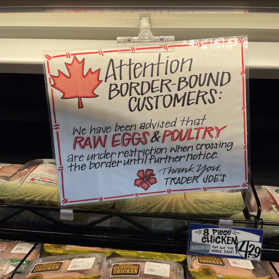 美國超市貼出告示,建議加拿大國民返加時勿帶雞蛋或肉類。星島記者王弘樹攝