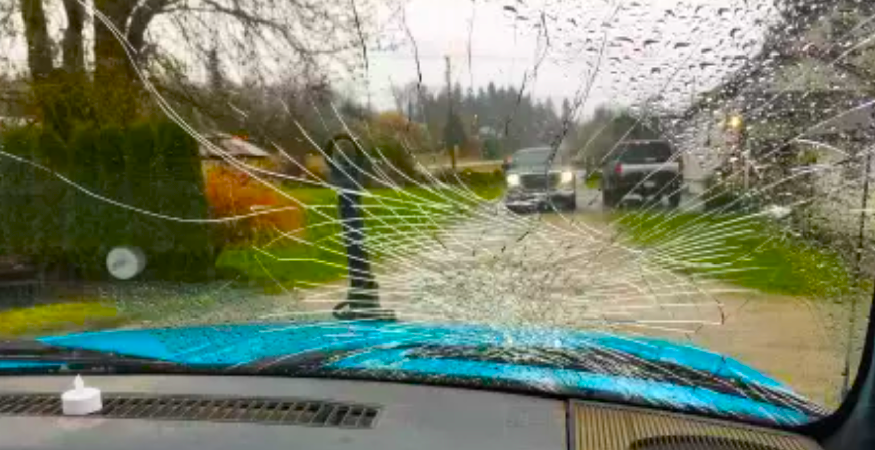 有司機途徑大橋時被冰塊擊中。推特圖