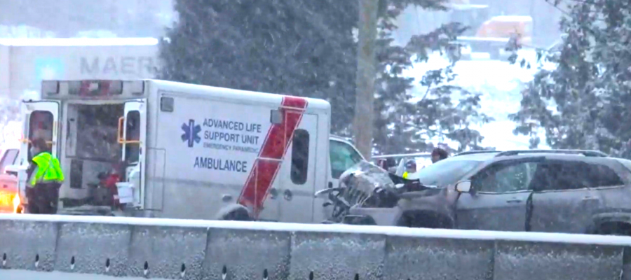 有救護車在處理緊急事件時被追尾，其後引發8車連環相撞。CTV截圖