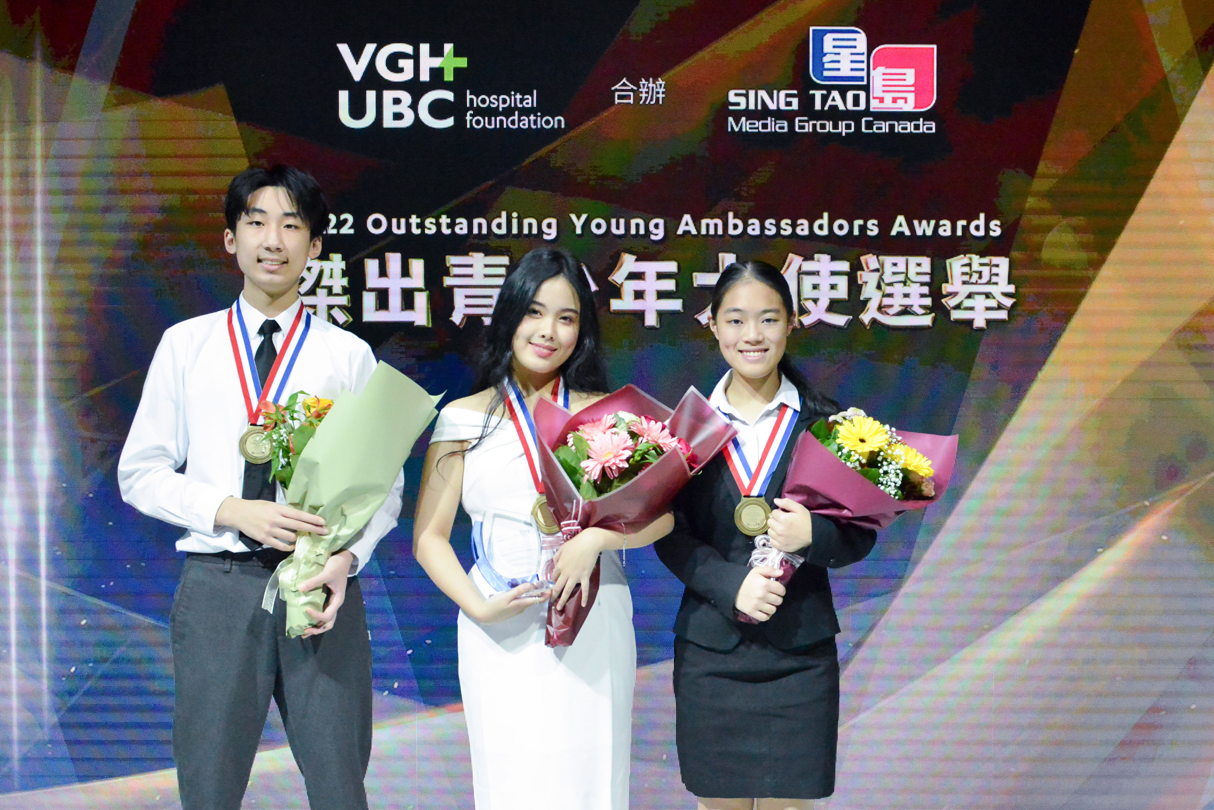 2022年傑出青少年大使學術組得獎者 亞軍楊驊珏(左)、冠軍Orapin Amornteerasawas(中)、季軍李卓穎(右)。