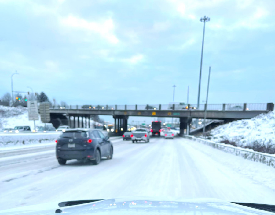 1號公路高貴林夾本拿比路段仍周一中午出現車龍，道路積雪較厚。推特圖