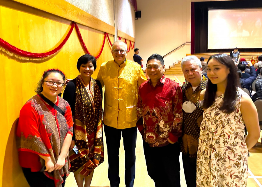 民眾傳統傳統服飾，與朱理民（左三）合照。星島記者王弘樹攝