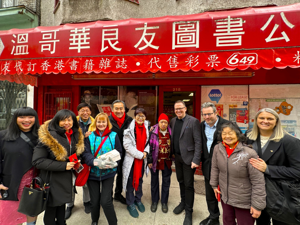 馮宜幹、屈潔冰、李耀華等人與市民合照。星島記者王弘樹攝