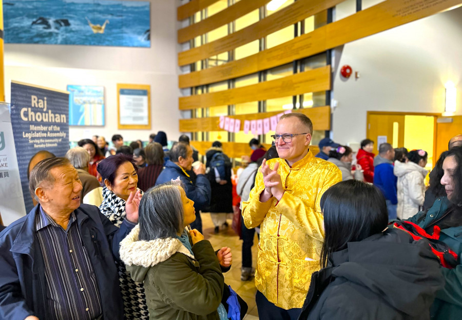 朱理民在現場與市民拜年。星島記者王弘樹攝