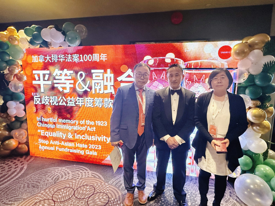 王立（右一）希望日後能成為年度晚宴，提高對種族主義嚴重性的認識。