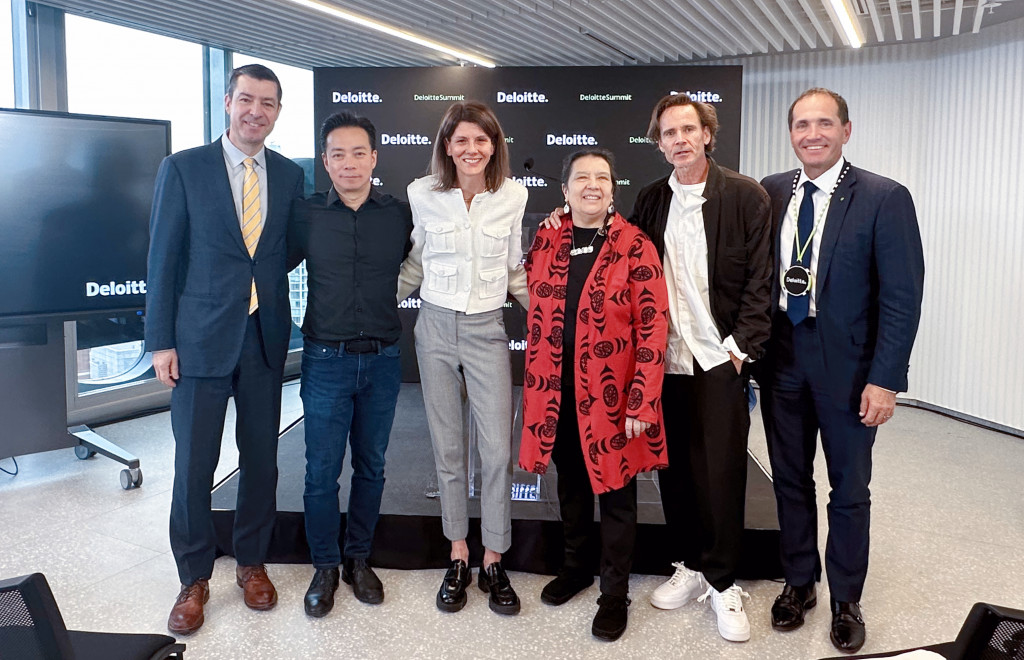 沈觀健(左二)與德勤代表、原住民代表合照。星島記者王弘樹攝