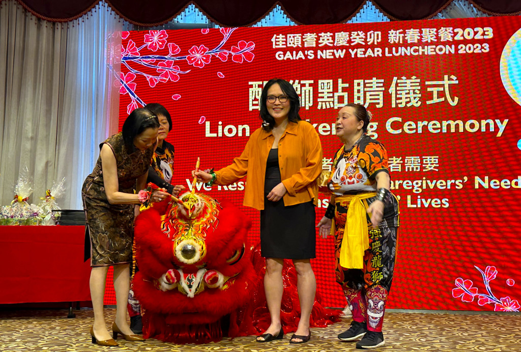 周綺薇(左一)與關慧貞(左二)為舞獅點睛。星島記者王弘樹攝