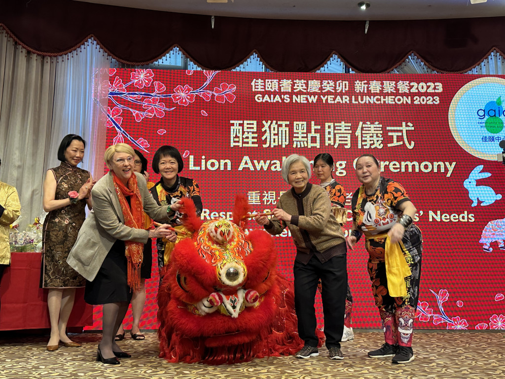 82歲的梅姨(右三)投身義工行列。星島記者王弘樹攝